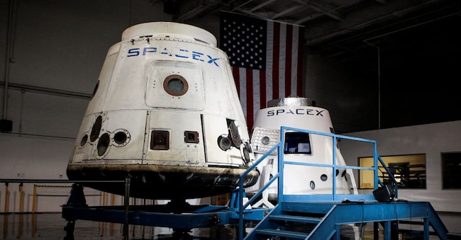 FOTO D'ARCHIVIO: I veicoli spaziali SpaceX Dragon (a sinistra) e DragonRider sono esposti davanti all'amministratore della NASA Charles Bolden e al CEO e capo progettista di SpaceX Elon Musk mentre si rivolgono ai dipendenti di SpaceX dopo il successo della prima missione di una società privata per il trasporto di rifornimenti alla Stazione Spaziale Internazionale presso la sede di SpaceX a Hawthorne, in California, il 14 giugno 2012.  REUTERS/Bret Hartman/Foto d'archivio REUTERS