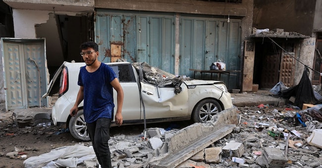Un palestinese nel sito di un raid di Israele a Gaza City REUTERS/Dawoud Abu Alkas REUTERS