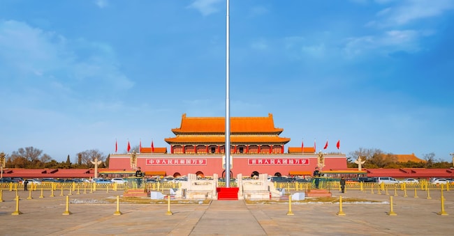 Pechino, Cina - Piazza Tiananmen, che prende il nome dalla porta Tiananmen della Città Proibita, è una delle piazze urbane più grandi al mondo coward_lion - stock.adobe.com