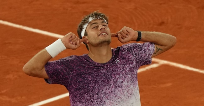 Flavio Cobolli dopo aver vinto il quarto di finale a Parigi, al Roland Garros, contro il canadese Felix Auger-Aliassime  APS