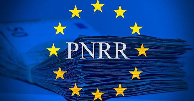 Bandiera europea con la scritta "PNRR", concetto di sostegno finanziario europeo RafMaster - stock.adobe.com