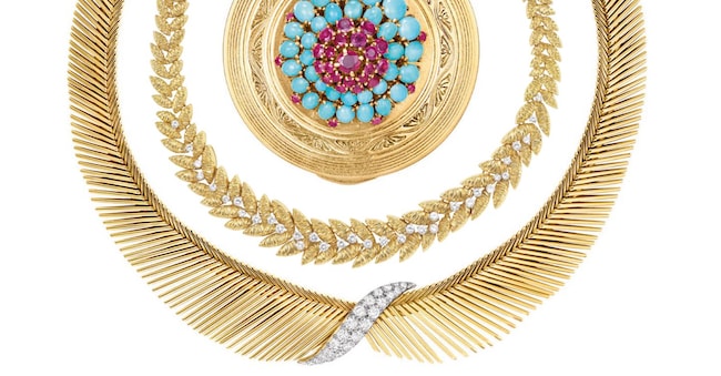 Dal centro, cofanetto, (1944), collana Bois en V (1961), collana Cheveux d’ange (1962): appartengono tutti alla collezione Heritage, in mostra a marzo scorso al Tefaf 2026 di Maastricht. (@ VAN CLEEF & ARPELS)