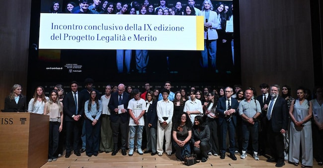 Un momento del conferimento del primo posto ex aequo ai ragazzi dell’Istituto Penale per Minorenni di Nisida e dell’Istituto di Istruzione Superiore “Giovanni Falcone” di Palazzolo sull’Oglio