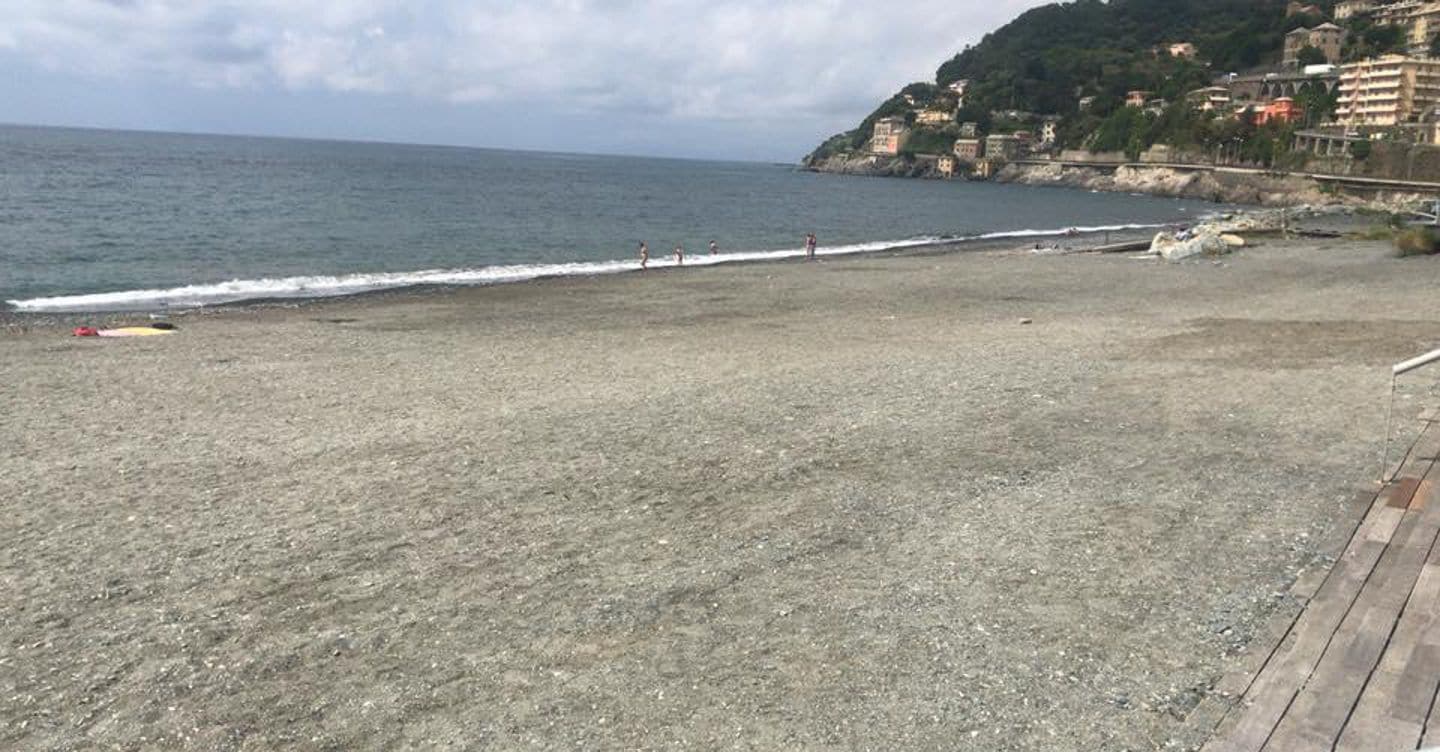 https://i2.res.24o.it/images2010/S24/Documenti/2026/06/05/Immagini/Ritagli/spiaggia_di_voltri-U13386360137Xbk-1440x752@IlSole24Ore-Web.jpeg