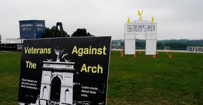 Un cartello con la scritta «Veterani contro l'Arco» e un grande striscione contro il progetto del presidente degli Stati Uniti Donald Trump di costruire un «Arco di Trionfo» alto 76 metri, nei pressi dell'Arlington Memorial Bridge a Washington, D.C., Stati Uniti, il 24 maggio 2026. REUTERS/Elizabeth Frantz REUTERS