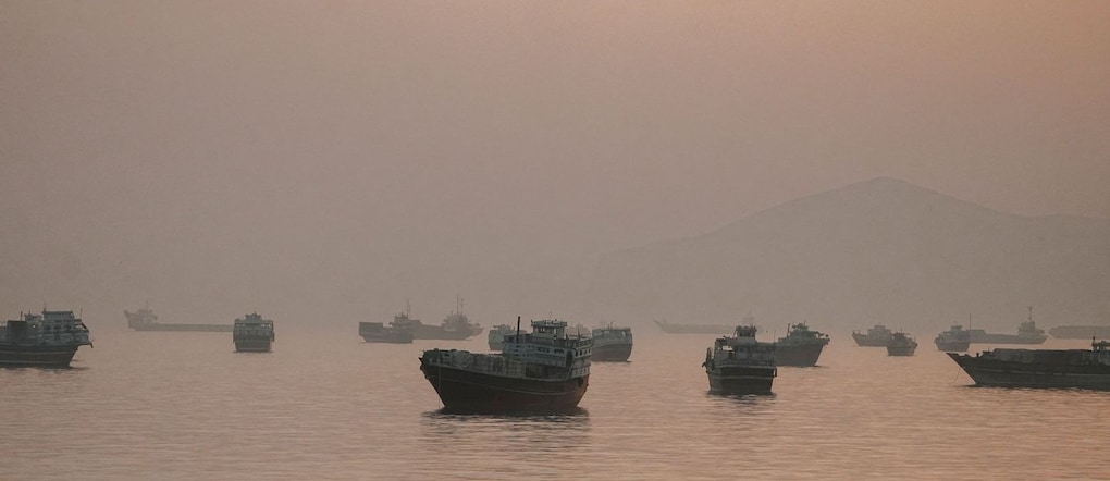 Imbarcazioni ancorate nello Stretto di Hormuz nei pressi di Musandam, Oman REUTERS/Stringer/File Photo REUTERS