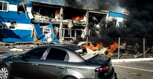 Il sito di uno stabilimento lattiero-caseario colpito da un attacco con droni russi, nel contesto dell'offensiva russa contro l'Ucraina, nella regione di Kiev, Ucraina, in questa foto fornita e diffusa il 5 giugno 2026. Servizio stampa del Servizio statale di emergenza dell'Ucraina nella regione di Kiev/Foto fornita tramite REUTERS via REUTERS