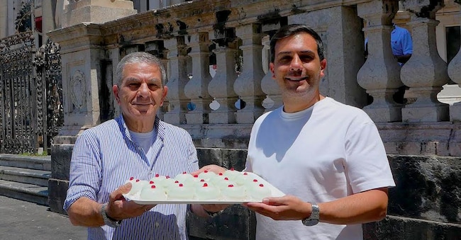 Prestipino padre e figlio con le tipiche minne davanti al Duomo di S. Agata a Catania