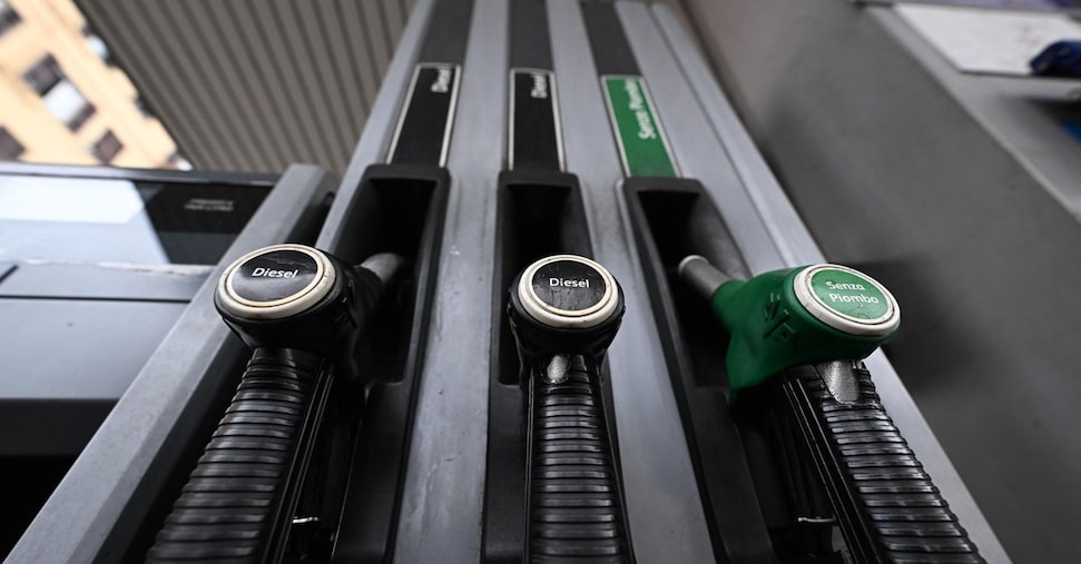 caro carburanti nuovo taglio accise entro domani poi aiuti mirati ai lavoratori