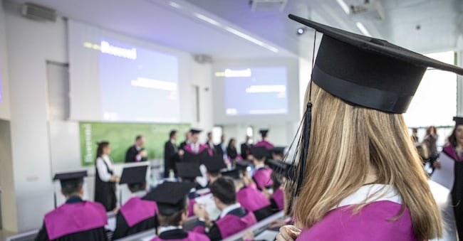 Il country report della Commissione europea sull’Italia mette in evidenza la cronica penuria di laureati nella fascia 25-34 anni IMAGOECONOMICA