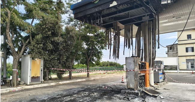 Il punto esatto dove é stato dato fuoco al minivan su cui viaggiavano le vittime, Amendolara/Ansa