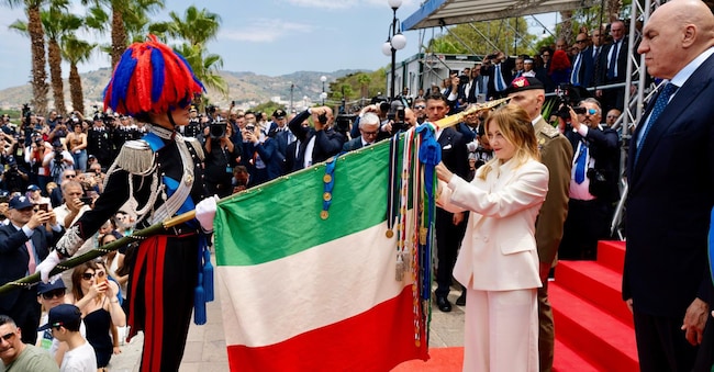 La presidente del Consiglio dei ministri, Giorgia Meloni, e il ministro della Difesa, Guido Crosetto, durante la festa dell'Arma dei Carabinieri, a Reggio Calabria, 5 giugno 2026.   (Ansa)