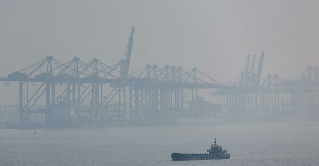 Una nave presso lo scalo di Jawaharlal Nehru  di Mumbai, India REUTERS