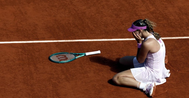 Mirra Andreeva subito dopo l’ultimo punto che ha dato la vittoria al singolare femminile al Roland Garros. EPA/YOAN VALAT EPA