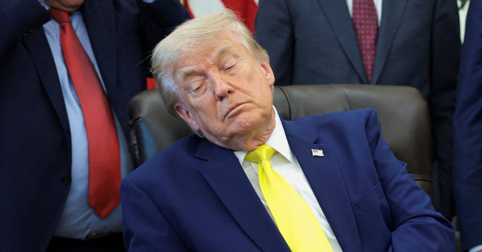 Trump si addormenta di nuovo nello Studio Ovale. Il video è virale
