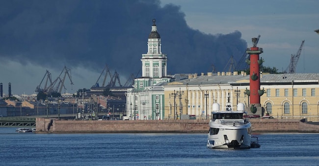 Mercoledì 3 giugno 2026, una colonna di fumo nero si alza sopra il porto di San Pietroburgo, in Russia, in seguito a un attacco con droni ucraini. (Foto AP) APN