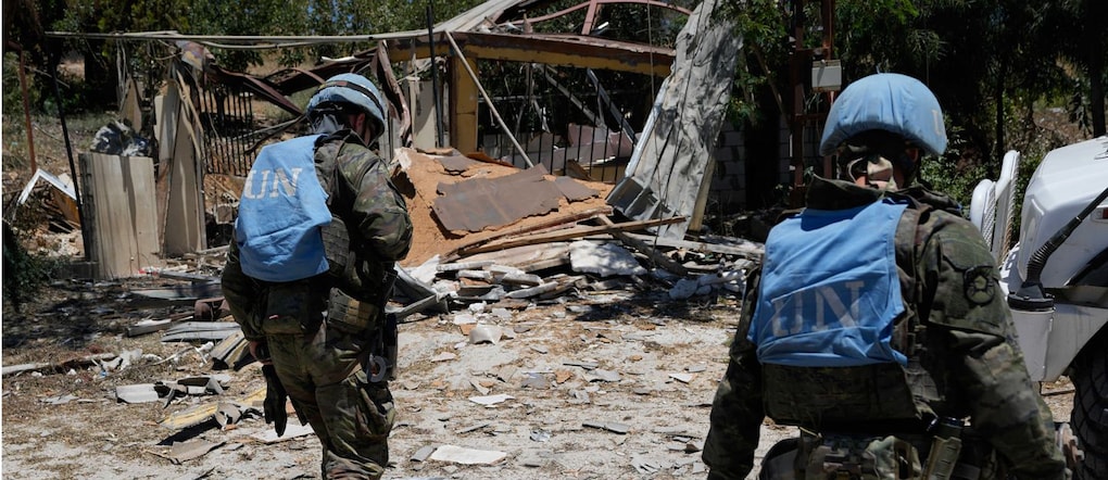 I caschi blu spagnoli ispezionano una bancarella distrutta nel villaggio di Dibbine, nel sud-est del Libano, venerdì 5 giugno 2026, all’indomani del ritiro delle forze israeliane in seguito agli scontri con i combattenti di Hezbollah. (Foto AP/Hussein Malla) Associated Press/ LaPresse Solo Italia e Spagna APN