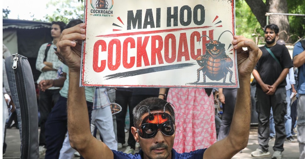 In India scende in piazza il partito degli Scarafaggi, prima protesta con giovani