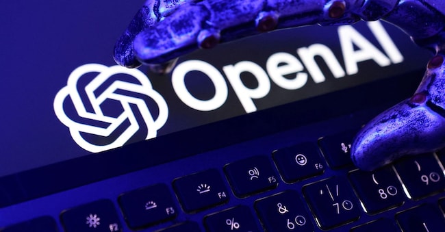 Il logo di OpenAI, una tastiera e una mano robotica in questa illustrazione realizzata il 5 giugno 2026. REUTERS/Dado Ruvic/Illustrazione REUTERS