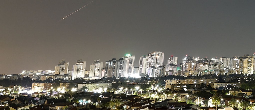 Una striscia di luce illumina il cielo durante un attacco missilistico dall'Iran verso Israele, visto da Ashkelon, Israele, il 7 giugno 2026. REUTERS/Amir Cohen REUTERS