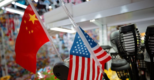 Le bandiere cinese e statunitense sono esposte nel mercato all'ingrosso di prima generazione di Yiwu durante una visita organizzata dal governo a Yiwu, nella provincia dello Zhejiang, in Cina, il 26 maggio 2026. EPA/ALEX PLAVEVSKI EPA