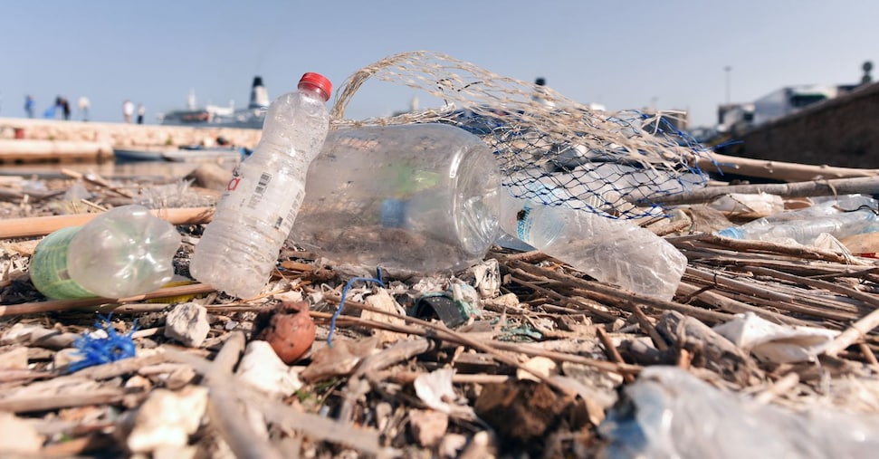 Difesa degli oceani, la sfida di Ogyre: recuperare in un mese 40 mila chili di rifiuti dal mare e dalle coste