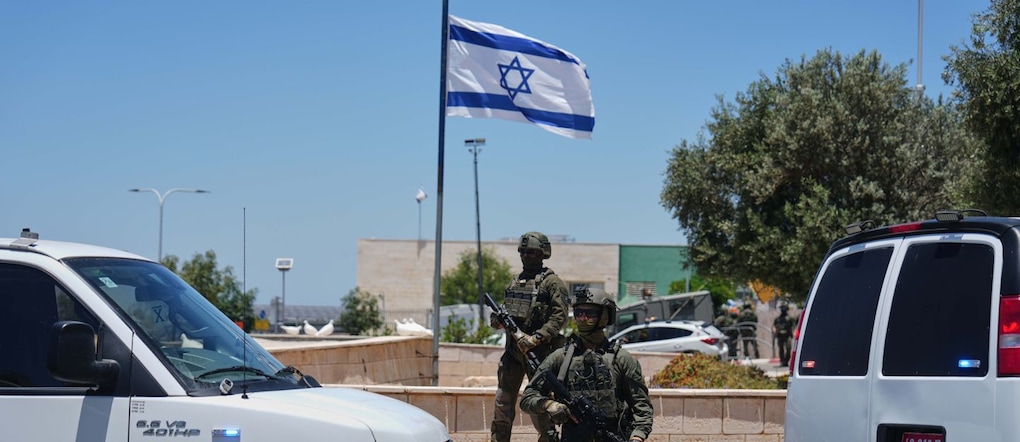 Le forze di sicurezza israeliane sono intervenute sul luogo di un attacco armato compiuto da un cittadino palestinese di Israele nei pressi di Tzur Yitzhak, nel centro di Israele, domenica 7 giugno 2026. (AP Photo/Ariel Schalit) APN
