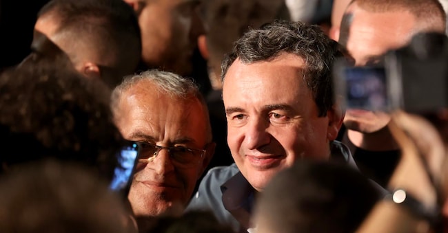  Il primo ministro ad interim del Kosovo e leader del partito Vetevendosje (LVV) Albin Kurti (a destra) festeggia con i sostenitori a Pristina, in Kosovo, il 7 giugno 2026. Le prime proiezioni indicano una vittoria del partito del primo ministro Albin Kurti alle elezioni parlamentari anticipate del 7 giugno.  EPA/GEORGI LICOVSKI EPA