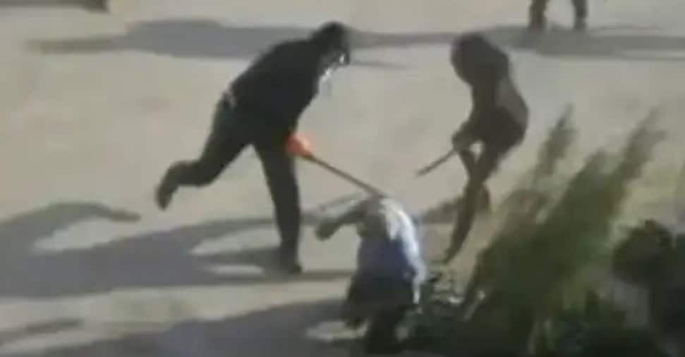 Cisgiordania, coloni israeliani incappucciati si scontrano con i palestinesi Cisgiordania, coloni israeliani incappucciati si scontrano con i palestinesi