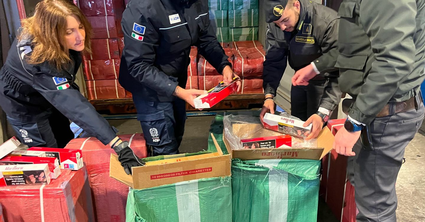 Gdf, scoperta maxi-fabbrica clandestina di sigarette: 7 arre