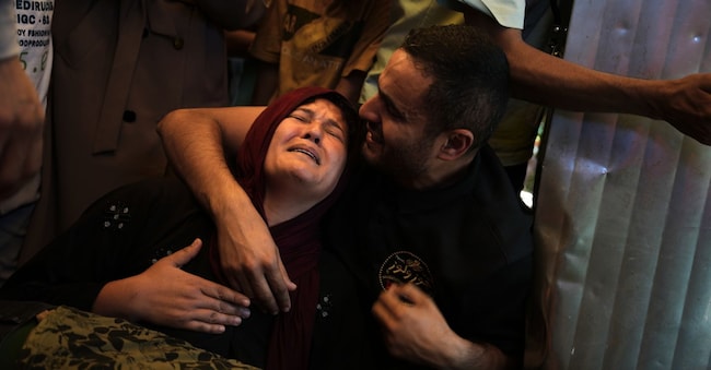Abeer Abu Younis piange accanto al corpo del figlio, Mustafa Abu Younis, 14 anni, ucciso in un attacco aereo israeliano a Khan Younis, nella parte meridionale della Striscia di Gaza, domenica 7 giugno 2026. (Foto AP/Abdel Kareem Hana) APN