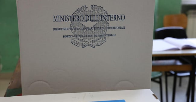 Operazioni di voto per il secondo turno delle amministrative in un seggio di Foligno, 23 giugno 2024. ANSA/GIANLUIGI BASILIETTI (ballottaggio; ballottaggi; comunali; comune; voto; votazioni; elezioni; seggio) ANSA