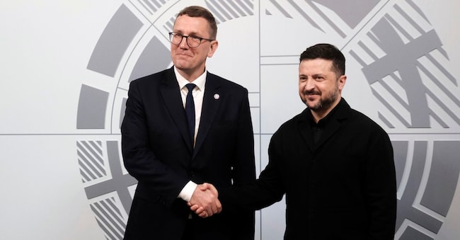 epa13025947 Il primo ministro estone Kristen Michal (a sinistra) dà il benvenuto al presidente ucraino Volodymyr Zelensky durante un incontro dei primi ministri degli otto paesi nordici e baltici (NB8) a Tallinn, in Estonia, il 9 giugno 2026. L'NB8 riunisce i cinque paesi nordici e i tre Stati baltici per discutere delle attuali questioni regionali e internazionali in un contesto informale.  EPA/VALDA KALNINA EPA