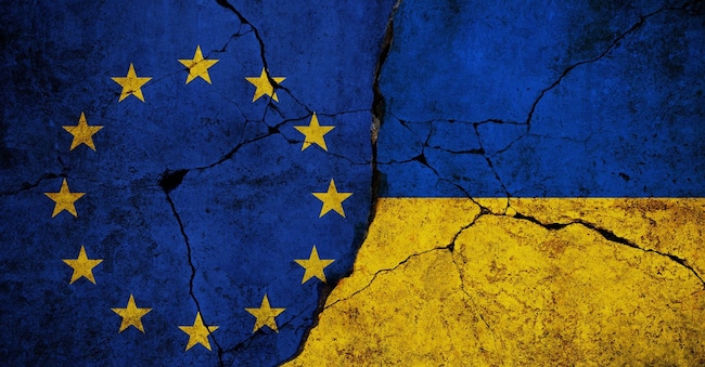 Le bandiere dell'Unione Europea e dell'Ucraina affiancate, con texture screpolate, a simboleggiare tensioni, relazioni fragili Alamy Stock Photo