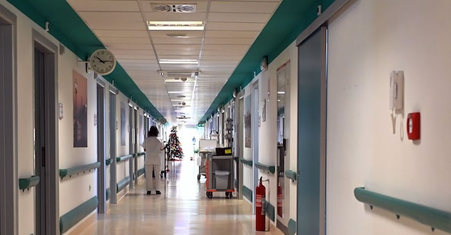 OSPEDALE DI VENERE PRESENTAZIONE DEL PRIMO TAVOLO OPERATORIO ROTATIVO PER LA CHIRURGIA SPINALE REPARTO OSPEDALIERO IMAGOECONOMICA