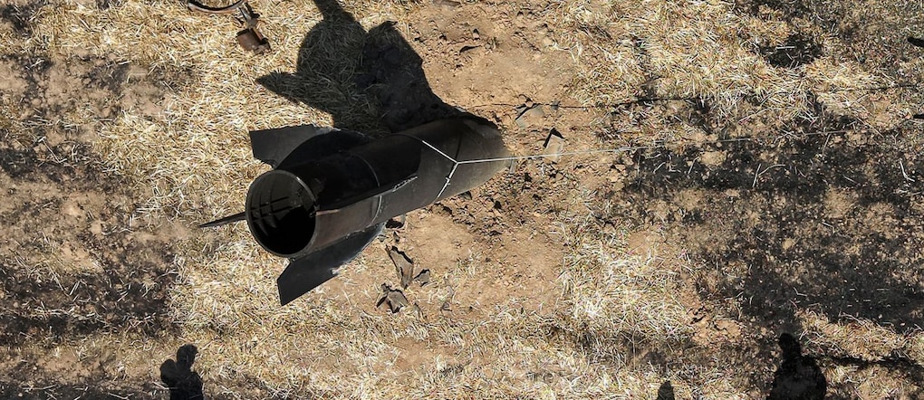 Membri delle squadre di ingegneri militari al lavoro sul luogo in cui, secondo le autorità locali, un missile iraniano è caduto nelle campagne vicino a Damasco, in Siria, il 9 giugno 2026.. REUTERS REUTERS