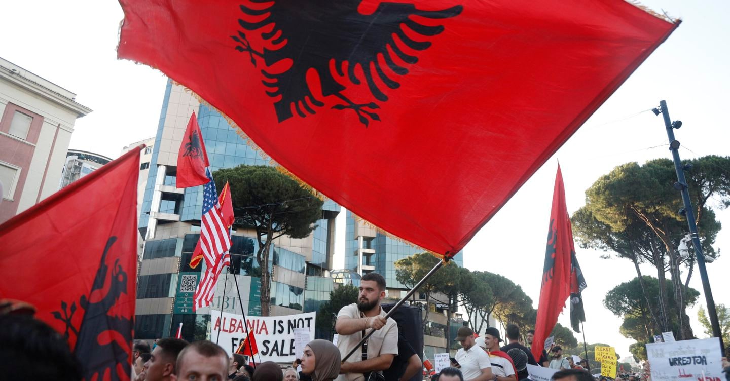 Albania, migliaia di persone in piazza contro il resort di Kushner