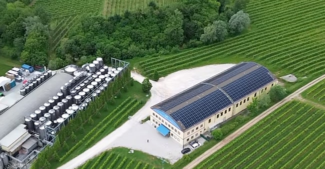 La cantina Bacio della Luna con i pannelli fotovoltaici installati sul tetto