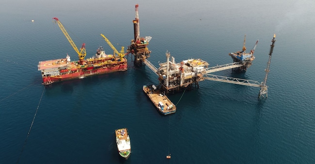 Una centrale petrolifera nel Mar Mediterraneo (Imagoeconomica)
