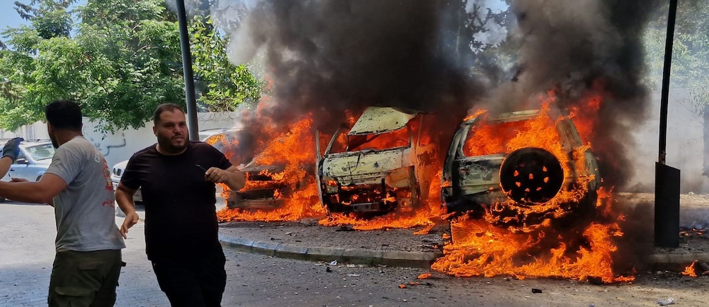 Un uomo corre accanto ad alcune auto in fiamme dopo un attacco aereo israeliano nella città portuale meridionale di Sidone, in Libano, mercoledì 10 giugno 2026. (AP Photo/Mohammed Zaatari) Associated Press/ LaPresse Solo Italia e Spagna Associated Press/ LaPresse Solo Italia e Spagna APN