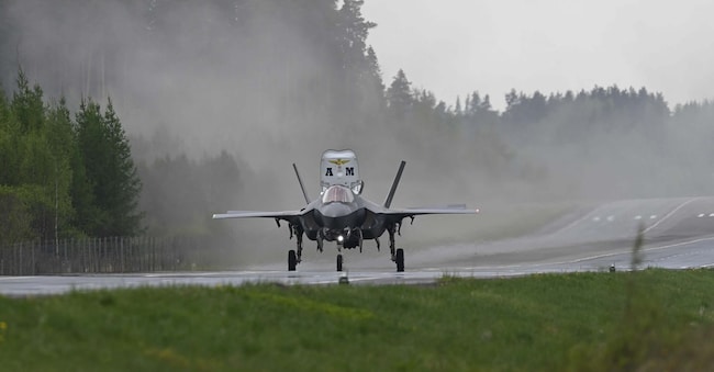 Un F-35B STOVL (a decollo corto e atterraggio verticale) dell’Aeronautica Militare per la prima volta effettua alcune prove di atterraggio e decollo corti su un’autostrada in Finlandia, nell’ambito dell’esercitazione “Imminent Field 2026”, organizzata dalla Finnish Air Force. Foto Aeronautica Militare