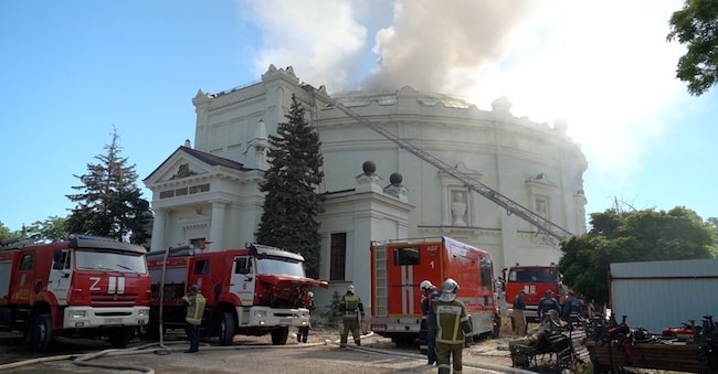 I vigili del fuoco spengono un incendio al museo “Panorama della Difesa di Sebastopoli”, che, secondo le autorità locali, è stato danneggiato da un attacco con droni ucraini nel corso del conflitto Russia-Ucraina a Sebastopoli, in Crimea, in questa immagine tratta da un filmato diffuso il 10 giugno 2026. REUTERS