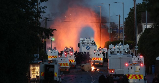 La polizia utilizza cannoni ad acqua per spegnere gli incendi appiccati dai manifestanti durante i disordini lungo Antrim Road, a Newtownabbey, nella parte settentrionale di Belfast, Irlanda del Nord, il 10 giugno 2026..  EPA/ADAM VAUGHAN EPA