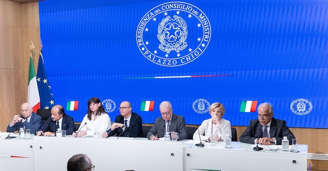 I MinistroCarlo Nordio, il Sottosegretario Alessio Butti, il Ministro Anna Maria Bernini, Il Ministro Giuseppe Valditara, il Sottosegretario Alfredo Mantovano, il Ministro Marina Calderone, il Ministro Matteo Piantedosi durante la conferenza stampa dopo il Consiglio dei Ministri tenutosi a Palazzo Chigi a Roma, Mercoledì 10 Giugno 2026 (foto Mauro Scrobogna / LaPresse)
LAPRESSE
