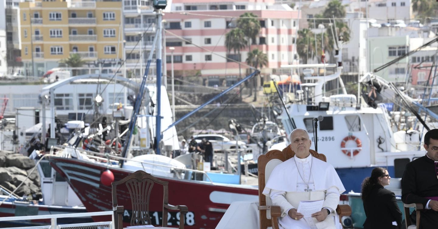 Il Papa dal molo dei migranti: «La dignità umana non ha passaporto»