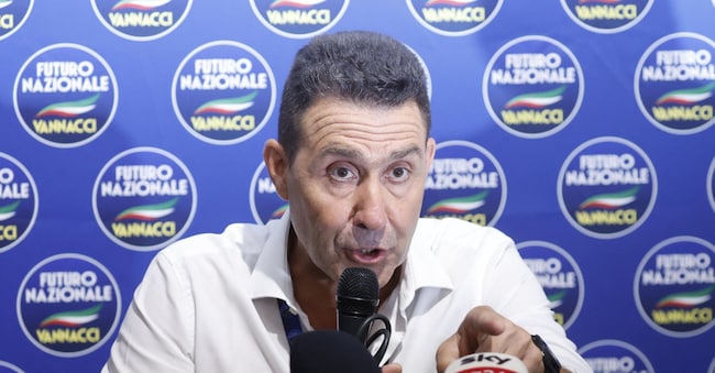 Il leader di Futuro Nazionale, Roberto Vannacci, risponde alle domande durante il  punto stampa dopo il suo intervento all'assemblea costituente di FnV, Roma 13 giugno 2026.  ANSA/FABIO FRUSTACI ANSA