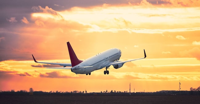 Airplane taking off from the airport runway at the sunset. Chalabala - stock.adobe.com
