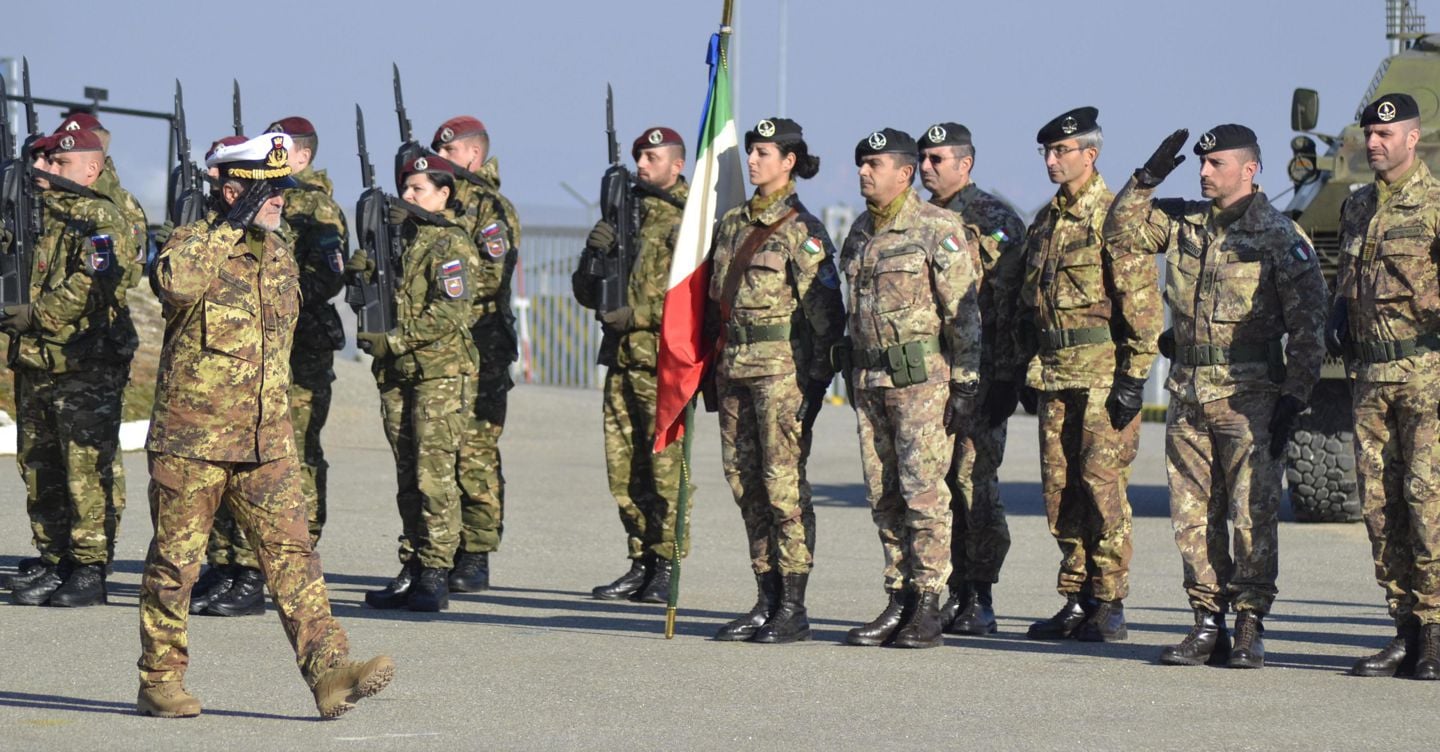 La Nato ridurrà il contingente Kfor in Kosovo. L’Italia frena: «Missione indispensabile per stabilità Balcani»