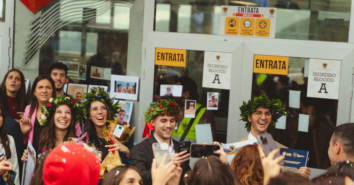 https://i2.res.24o.it/images2010/S24/Documenti/2026/06/13/Immagini/Ritagli/laureati_festa-U24837430481hhZ-1440x752@IlSole24Ore-Web.jpg
