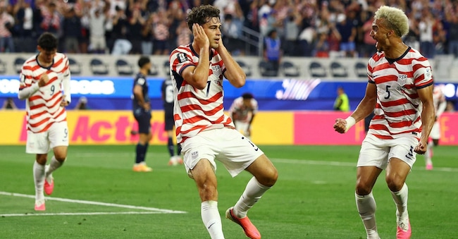 Calcio - Coppa del Mondo FIFA 2026 - Gruppo D - Stati Uniti contro Paraguay - Los Angeles Stadium, Inglewood, California, Stati Uniti - 12 giugno 2026 Giovanni Reyna degli Stati Uniti festeggia il quarto gol con Antonee Robinson REUTERS/Lisi Niesner     IMMAGINI DEL GIORNO DI TPX REUTERS